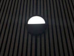 Silmäluomi LED-plafondi MUFFA rimaseinää vasten.
